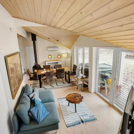 3 Bedroom Stunning In ギブ